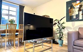 Desirable 2 Bedroom Apartment In Bicester That Sleeps 5